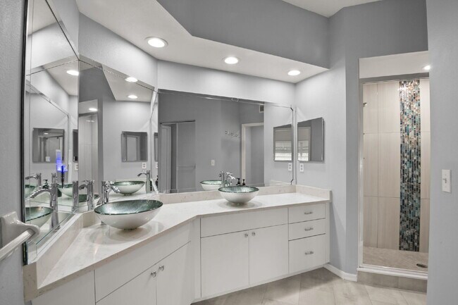 Building Photo - "Spacious 3-Bed, 2-Bath Condo Retreat in V...