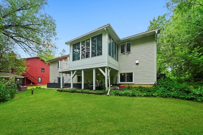 Building Photo - 4-Bed / 2-Bath Nicely Updated Home