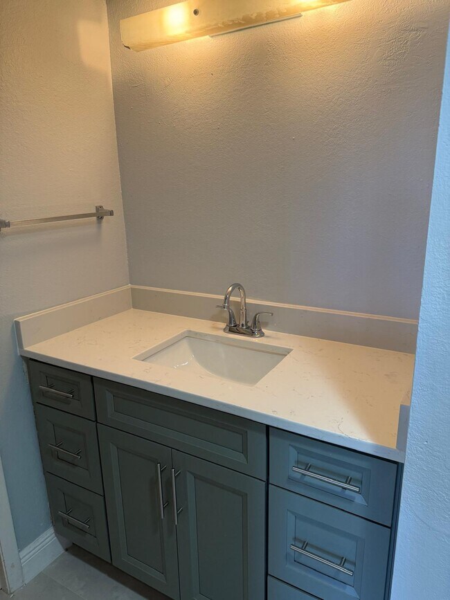 Building Photo - 1560 SE Royal Green Cir