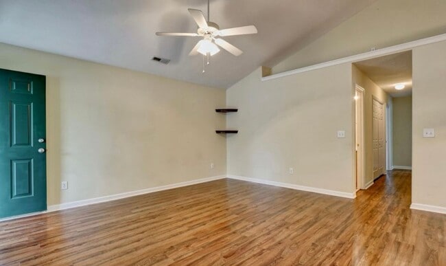 Building Photo - 3 Bedroom Home located Close To Carolina Beach