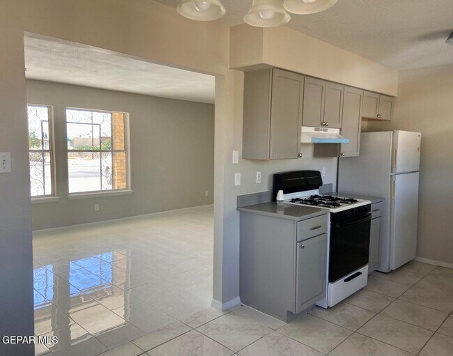 Building Photo - 6932 Escondido Dr