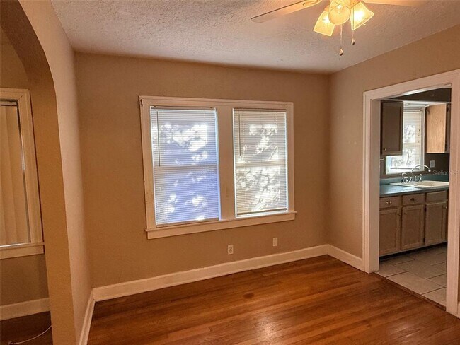 Building Photo - 1908 20th Ave N