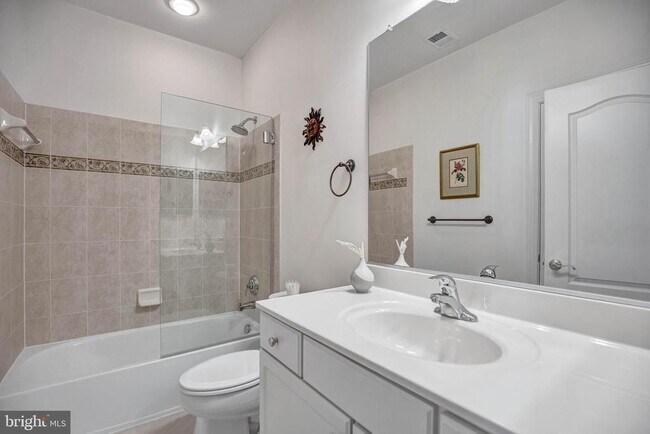 Building Photo - 708 Day Ln