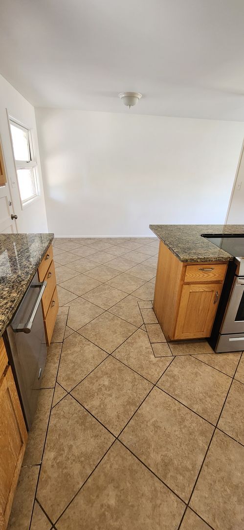 Building Photo - Beautiful Updated 4 Bedroom Home with Larg...