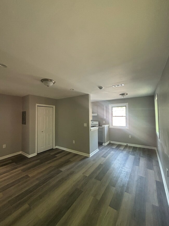 Building Photo - 1 Bedroom Apartment
