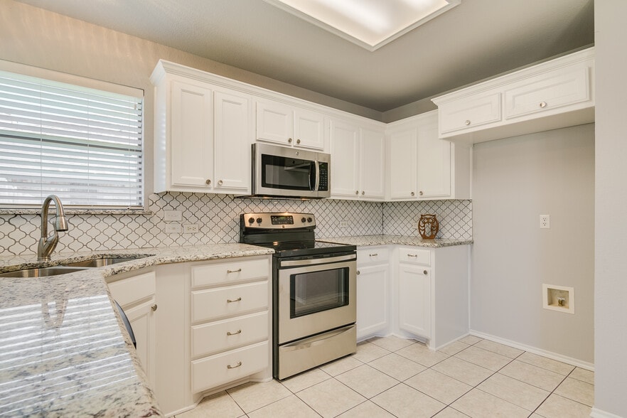 Kitchen - 956 Carlin Ln