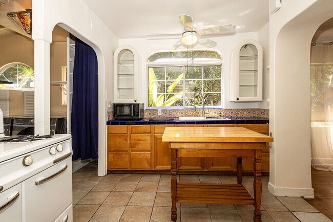 Building Photo - Warm & Welcoming Home Near Melrose with Room to Live, Work & Create