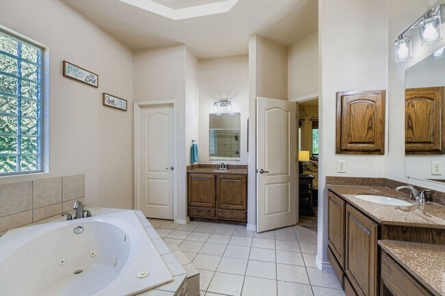 Building Photo - Large 4 bedroom home on 1 acre with lawn c...