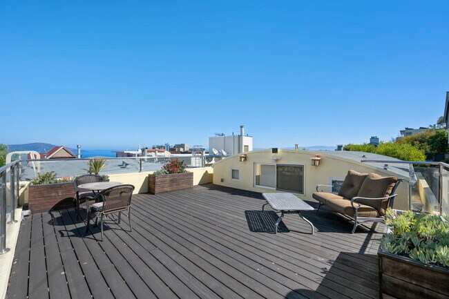 Building Photo - 2552 Hyde St