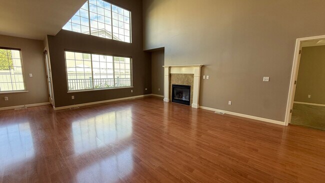 Building Photo - West Side 3 Bed/2.5 Bath Townhouse Condo. Available NOW!