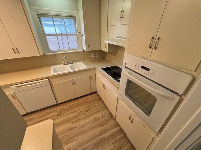 Building Photo - 807 Bouldin Ave