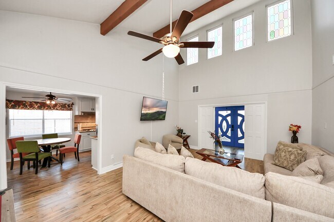 Building Photo - 15715 Creekhaven Dr