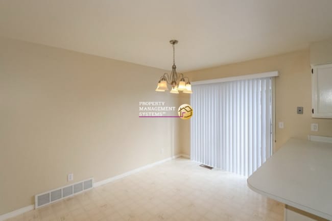 Building Photo - Spacious 4 Bedroom Murray Home