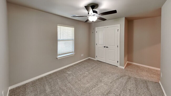 Building Photo - Luxury 4 Bedroom 3 Bathroom Home in Lone O...