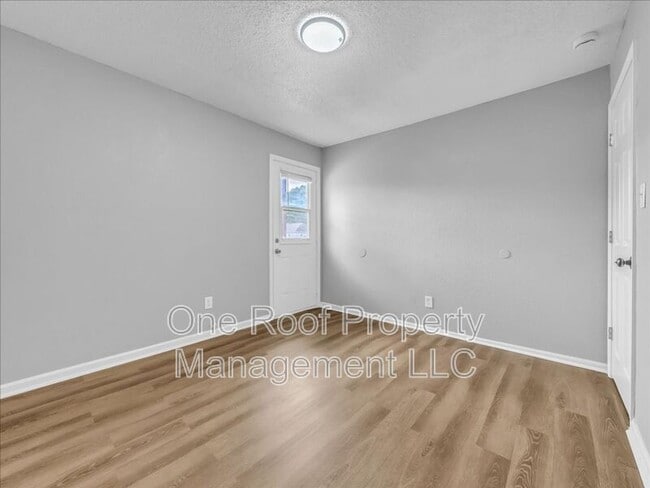 Building Photo - 2000 Chateau Dr