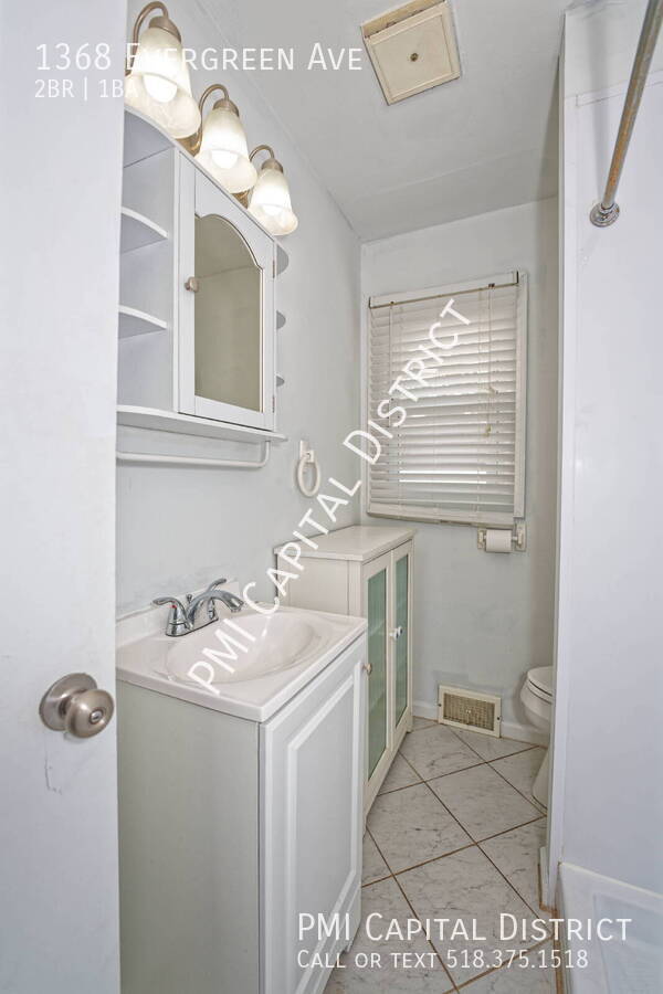 Building Photo - 1368 Evergreen Ave