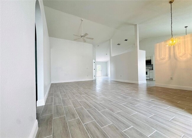 Building Photo - 2405 Queenswood Cir