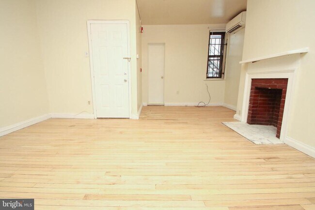 Building Photo - 320 S 15th St