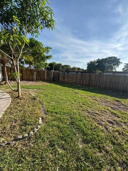 Building Photo - 7816 NW 70th Terrace