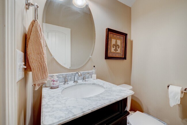 Building Photo - Hendersonville Townhome with Garage, Fireplace & Walk-In Closet