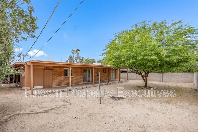 Building Photo - 3534 N Palmer Dr