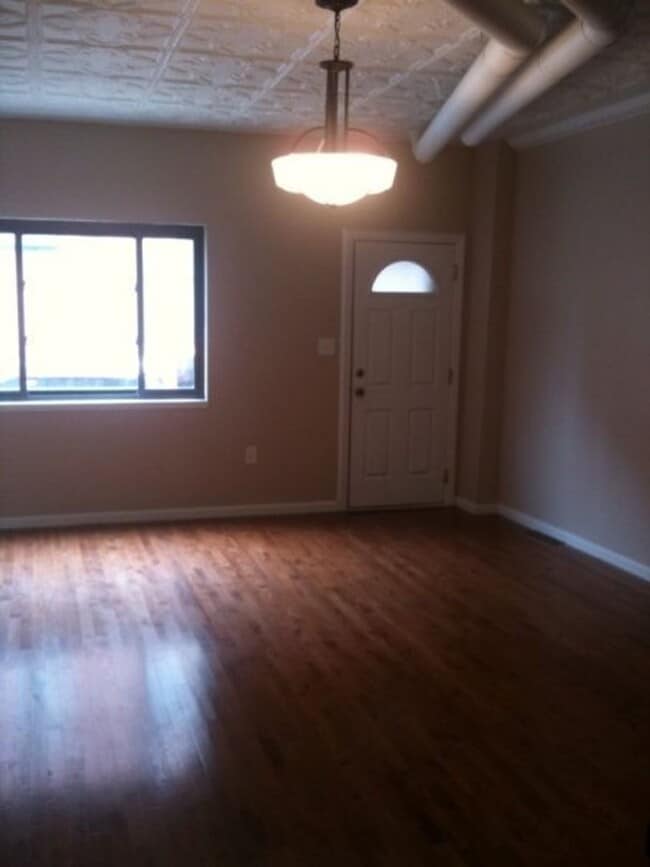 Building Photo - Huge stand alone house in South Side Flats