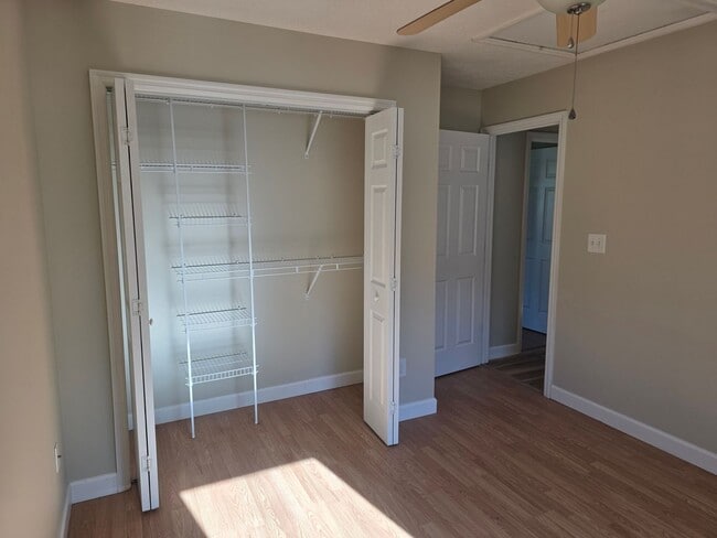 Building Photo - Very nice cute little house. 2 bedroom, 1 bath