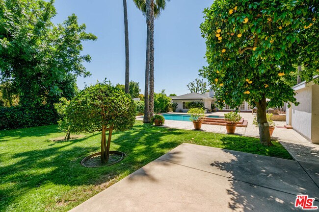 Building Photo - 8760 White Oak Ave