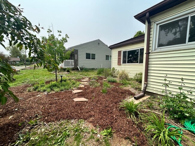 Building Photo - $0 DEPOSIT OPTION. Quaint 2 Bed, 1 Bath Ra...
