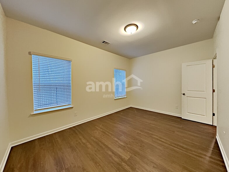 Building Photo - 172 Landsdown Xing