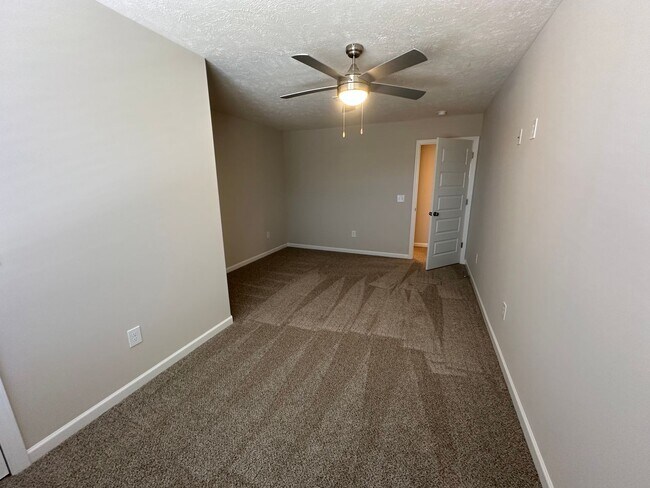 Building Photo - 4 Bed 3 Bath Townhome Near The Heart Of Shelbyville