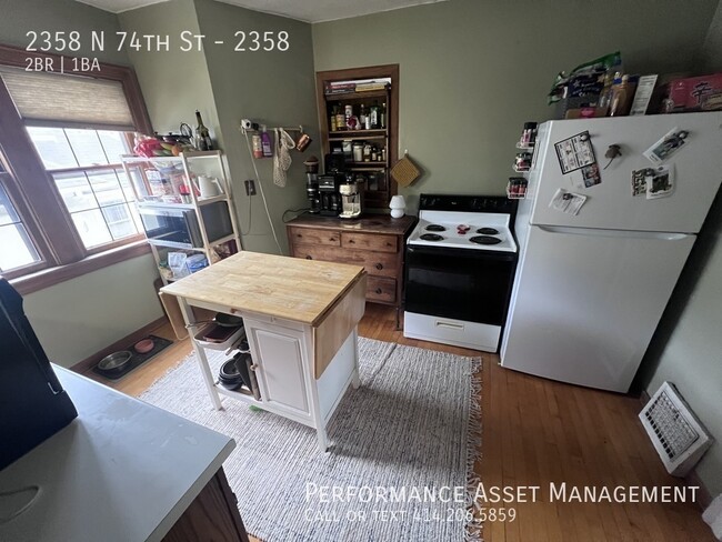 Building Photo - Charming 2BD/1BA Wauwatosa Upper Unit