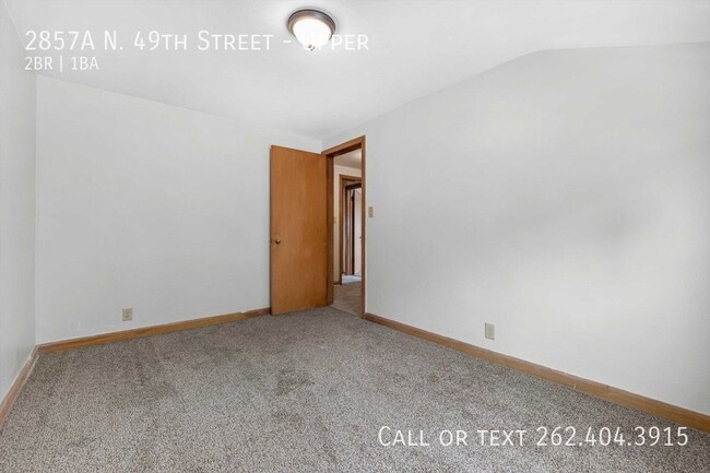 Building Photo - Two bedroom upper duplex in great Milwauke...