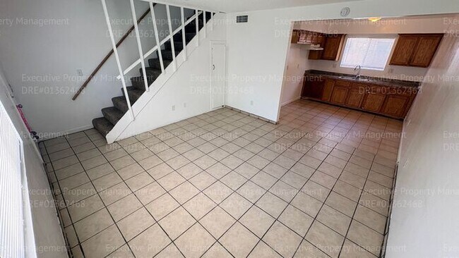 Building Photo - 2 bedroom 1.5 bathroom townhome