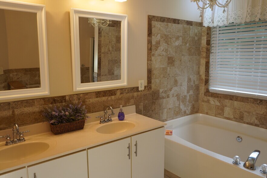 Building Photo - 8381 Township Dr