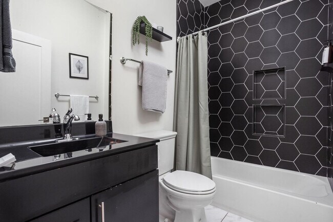 Building Photo - 1616 Pleasant St