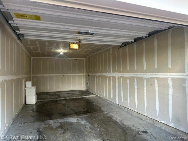 Building Photo - 3581 Reeves Dr