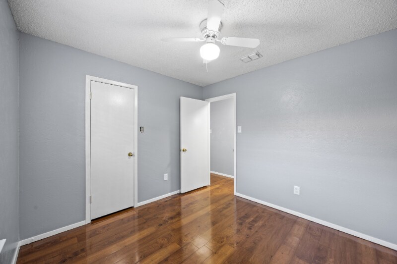 Building Photo - 2208 Viewtop Ln