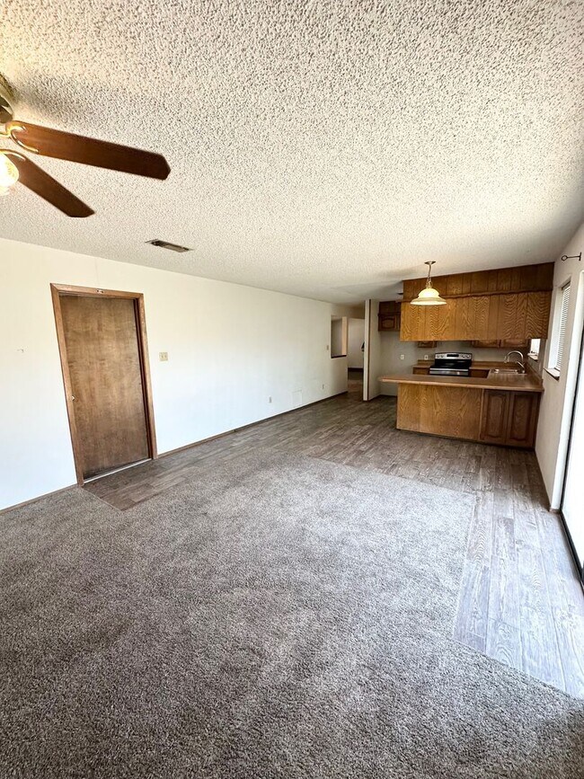 Building Photo - 3 Bed 2 Bath Ready to Rent ASAP!