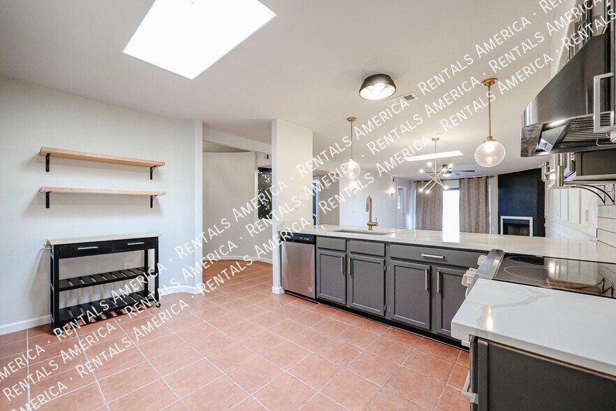 Building Photo - 1413 N Oak St