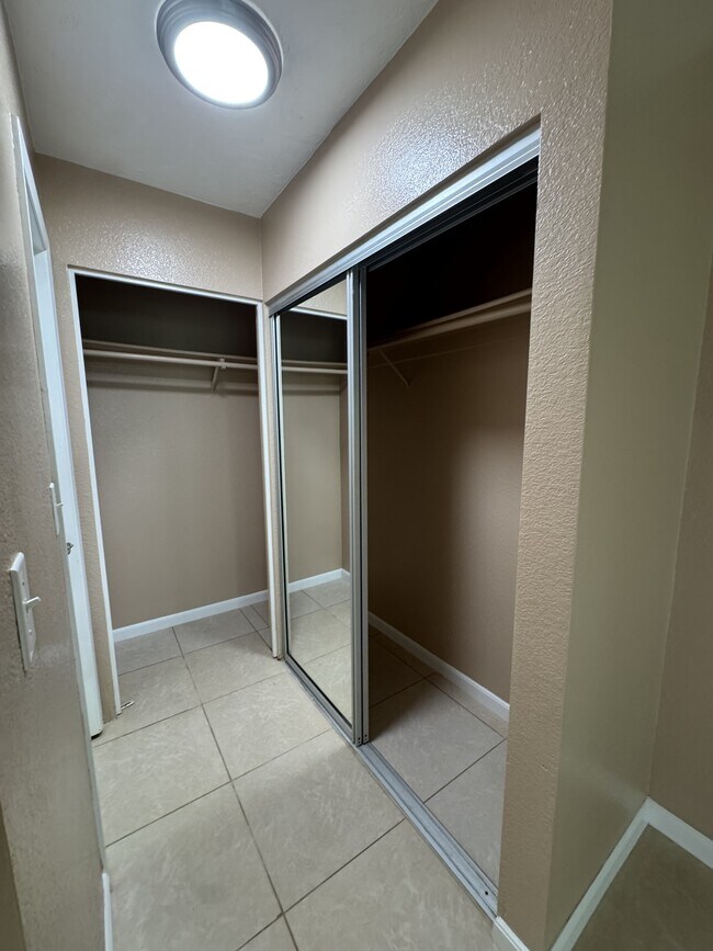Building Photo - 46-1031-1031 Emepela Wy