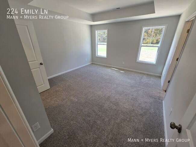 Building Photo - 224 Emily Ln