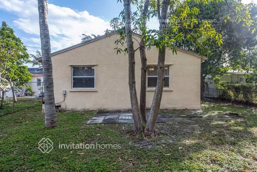 Building Photo - 1529 NW 1st Ave