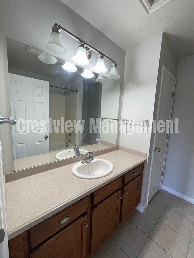 Building Photo - Charming 3-Bedroom Townhome with Garage in Sandy - Get $300 off First Month's Rent!