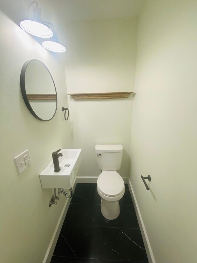 Building Photo - 930 E 56th St