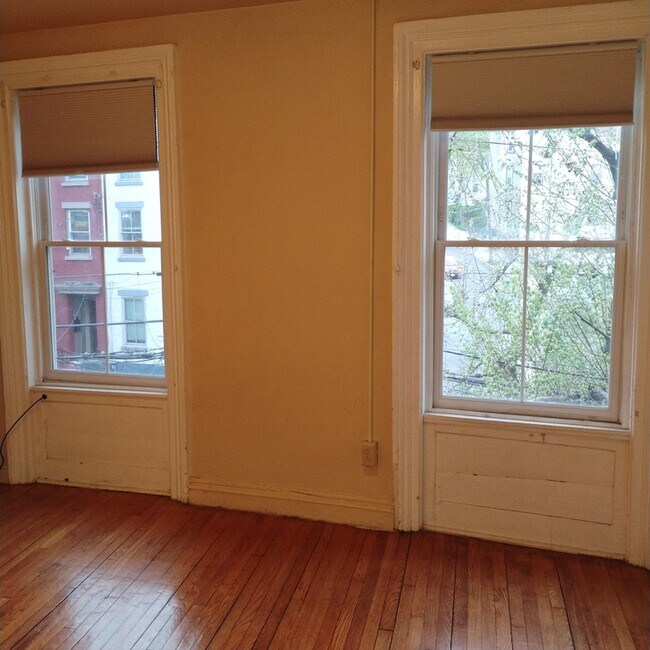 Building Photo - 96 Grand St