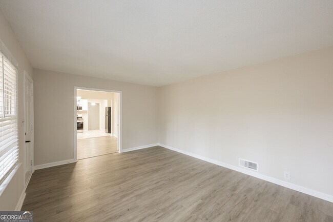 Building Photo - 2058 River Rd