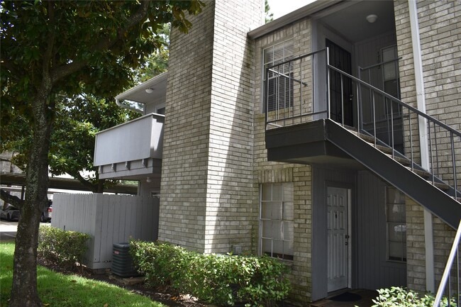 Building Photo - 9700 Leawood Blvd