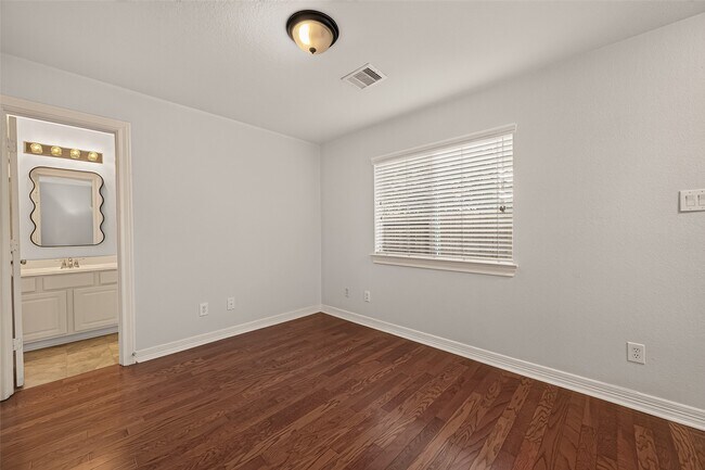 Building Photo - 3308 Clearview Cir