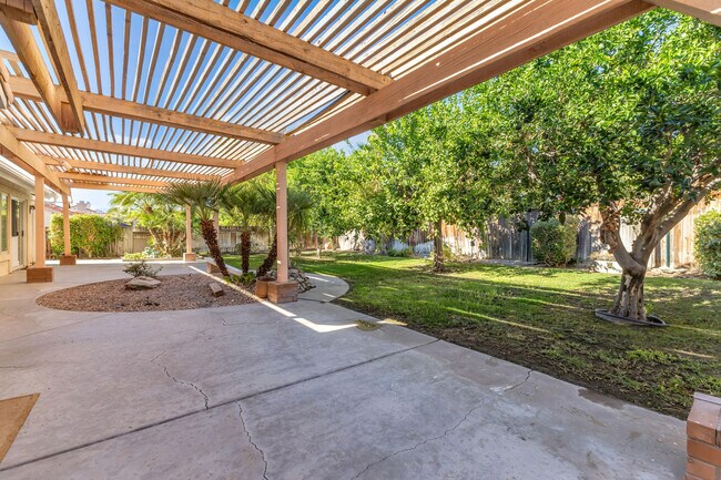 Building Photo - 44295 Las Vistas Dr